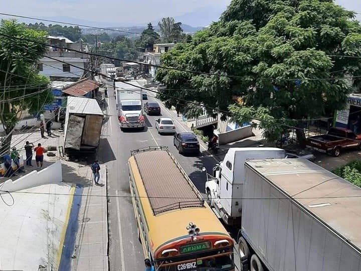 La restricción impuesta por la municipalidad contempla el paso de tráfico pesado al ingreso del casco urbano del municipio. Foto: Impacto Noticias GT.
