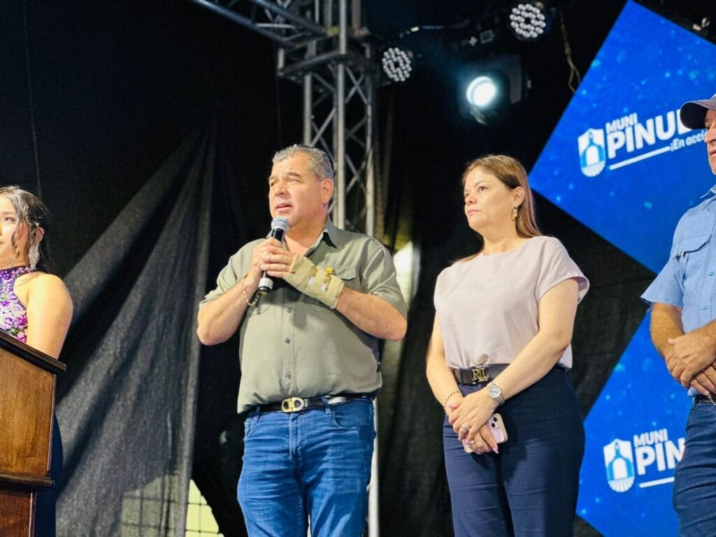 El alcalde Johnny Frederyk Ayala Toledo celebró otra de sus ferias patronales el 19 de agosto. Y para el sábado 24 será la fiesta de 15 años de su hija, todos están invitados.