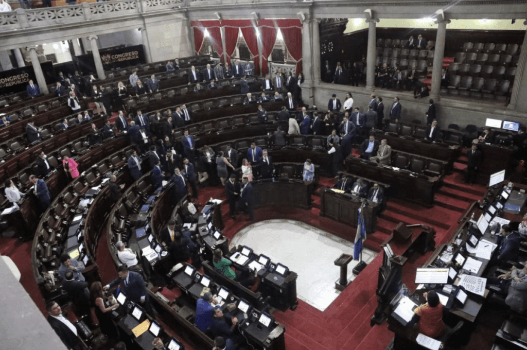 El decreto contempla un incremento en el situado constitucional de Q1 millón 676 mil dirigido a municipalidades. . Foto: Congreso de la República.