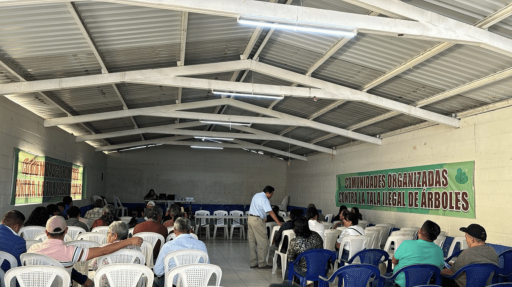 Vecinos organizados de San Lucas Sacatepéquez y Mixco solicitan que la Aldea Choacorral se convierta en área protegida frente al acecho de taladores en el Cerro Alux.