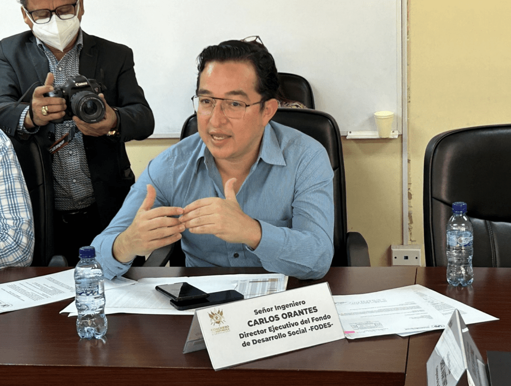 Carlos Orantes, dirige la unidad ejecutora del ministerio de Desarrollo Social (Mides), el Fodes. Foto Pilar Rodríguez.