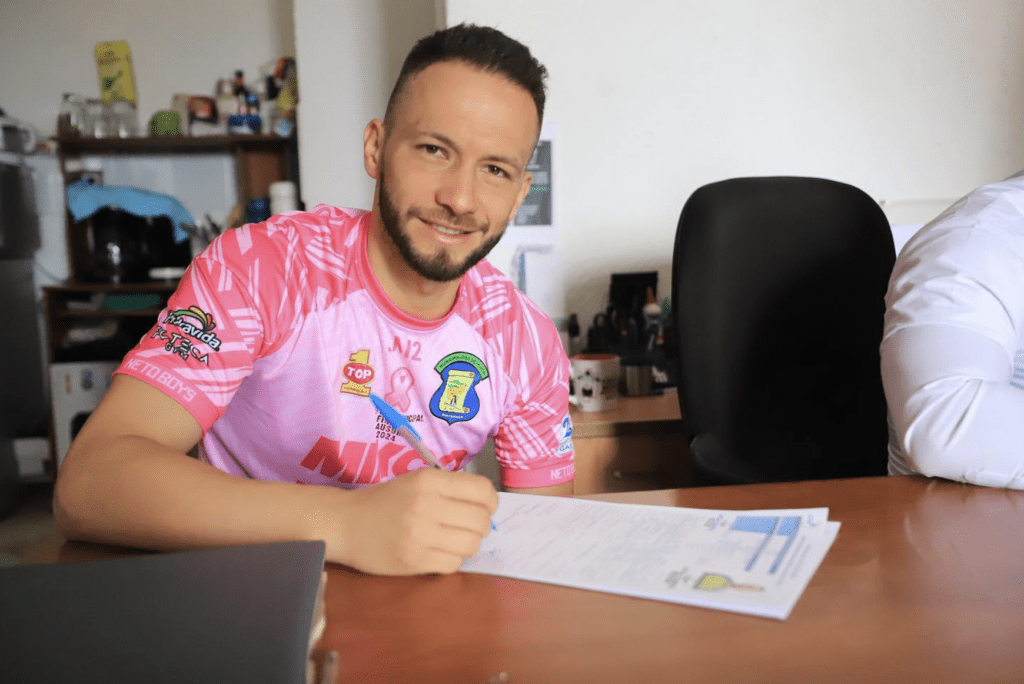 Es uno de los jugadores del deportivo que patrocina la municipalidad. Solo lo supera Neto Bran con Q102 mil (en promedio) de suelo base, gastos de representación y dietas.