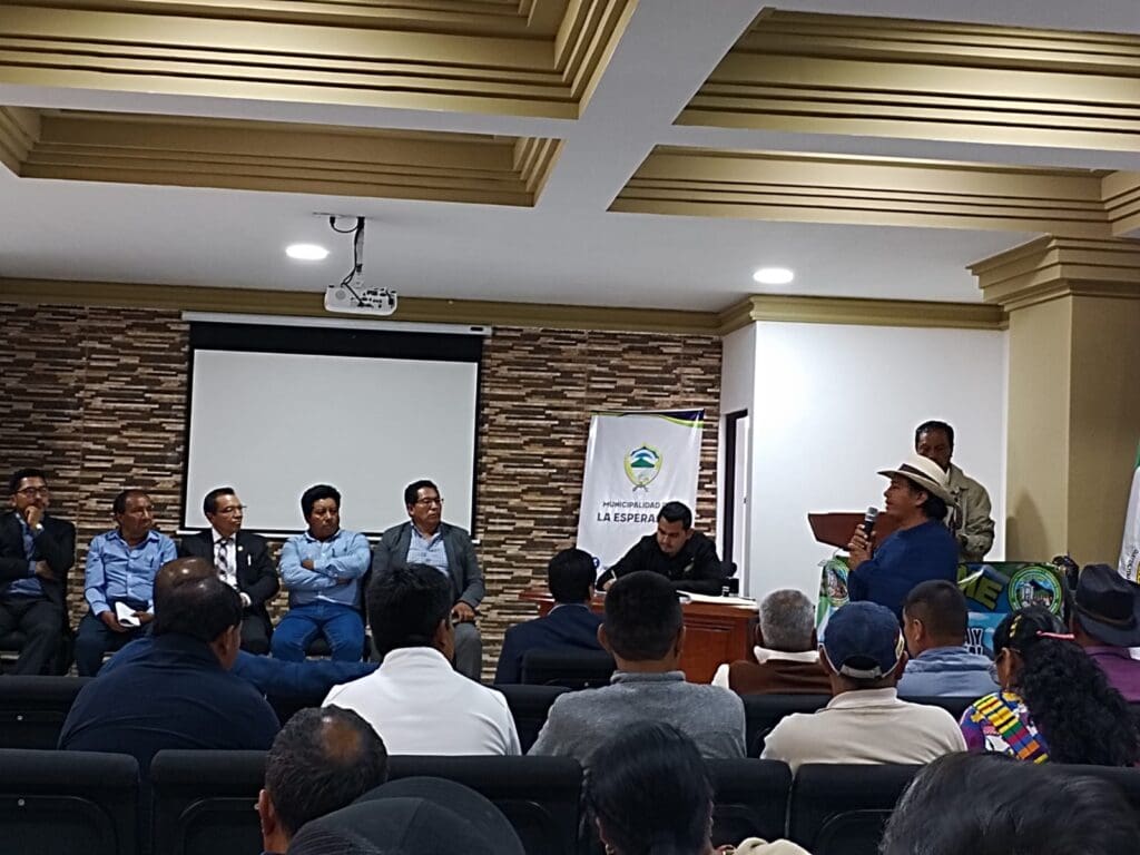 Durante la presentación de los resultados de una auditoria social, vecinos advirtieron a su corporación municipal que vigilarán el gasto público. 