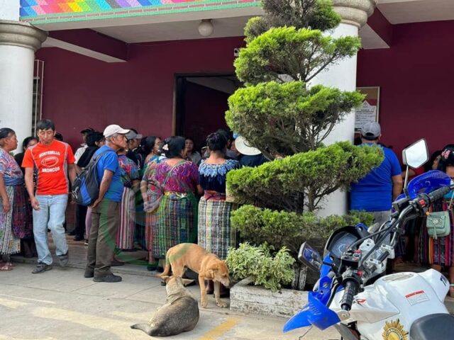 La noche del lunes 5 y madrugada del martes 6 de agosto, vecinos retuvieron al alcalde y a sindicalistas. Los liberaron hasta renunciar a reinstalarlo en la comuna.