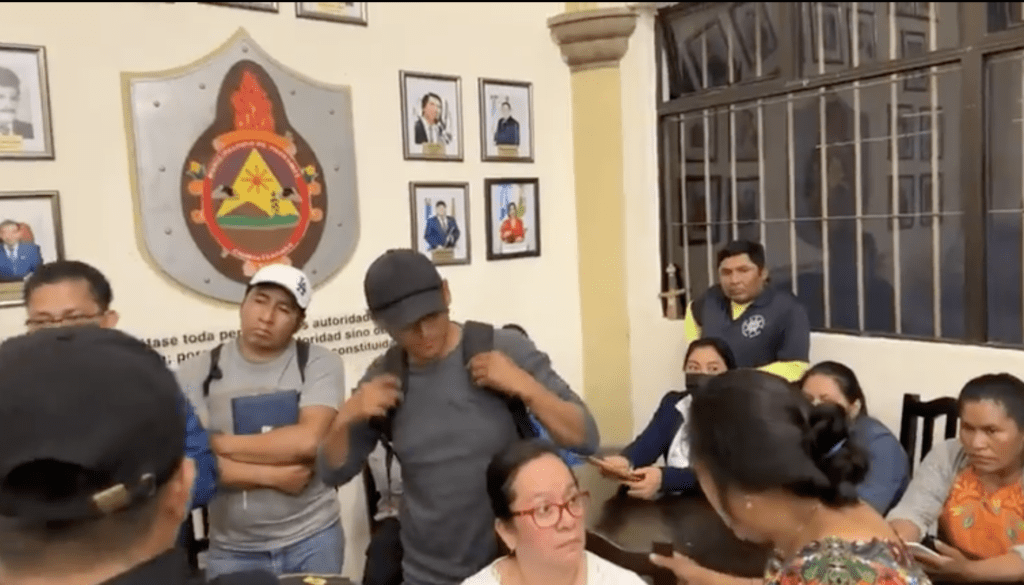 Esto sabemos: el viernes el alcalde de Parramos, Amílcar Suy Cubul, despidió a empleados del personal de campo. Desde las 3:00 de la tarde del lunes protestan dentro del edificio municipal 