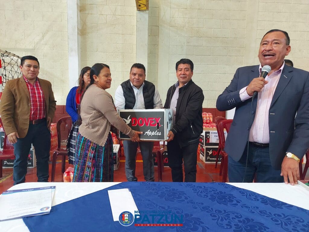 Desde playeras hasta manzanas adquirieron algunas municipalidades para los festejos de independencia.