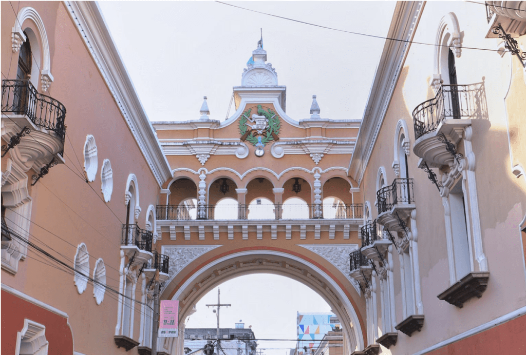 El ministro de Comunicaciones espera que el traslado de las escuelas municipales que funcionan en el antiguo edificio de Correos suceda en el plazo de un año.