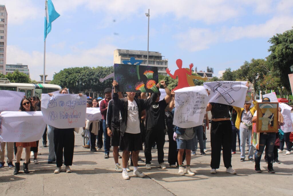 La marcha de artistas sucedió a paso apresurado: del edificio de Correos, al Paraninfo y terminó en el Palacio Nacional de la Cultura. Ahí entregaron una carta para integrar una mesa de diálogo.
