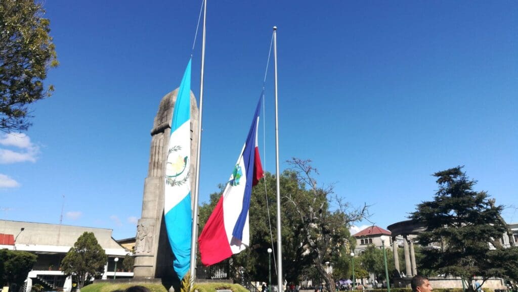 El 15 de septiembre de 2022 las banderas en el parque a Centroamérica de Quetzlatenango. Foto: Leonel Rodas / La Voz de Xela.