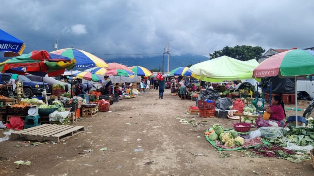 Los comerciantes de la ciudad colonial ven competencia con la llegada de vendedores de Santa María de Jesús. Estos últimos exigen un espacio para ellos en el mercado.
