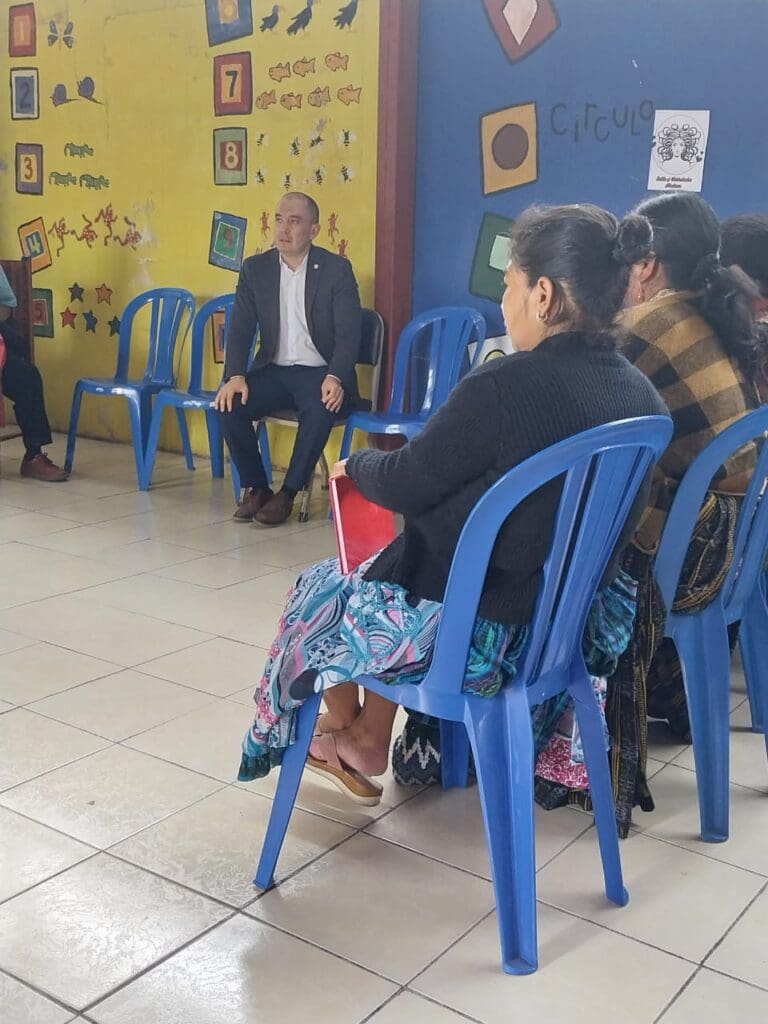 El gobernador de Quetzaltenango, Aldo Herrera, asistió a la reunión con vecinos del Valle del Palajunoj.