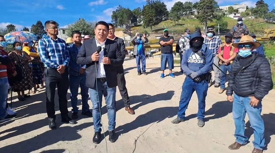 Allan Cabrera, alcalde de Cantel, reiteró su apoyo a los comunitarios durante la manifestación del miércoles 23 de octubre y pidió apoyo al ministro de Gobernación para tener permanencia de PNC en el lugar. Foto: Génesis News.