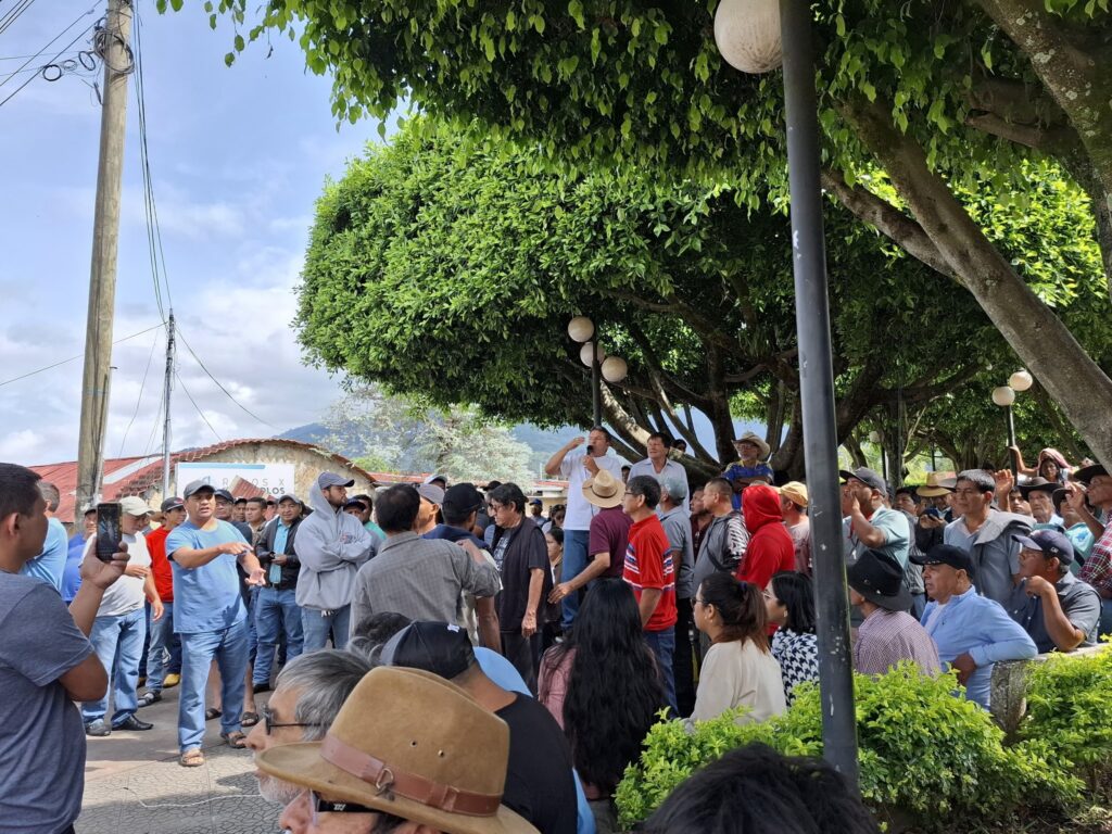 La aprobación y publicación del plan generó descontento por no consultar con la población. Cocode y miembros de sectores económicos se organizaron para manifestar. 