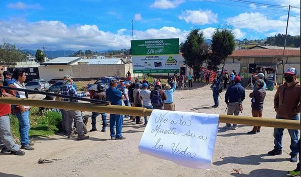 Vecinos de Llanos de Urbina bloquearon la entrada principal con la finalidad de impedir el paso de quienes intenten llegar al templo de la Santa Muerte. Foto: Génesis News.