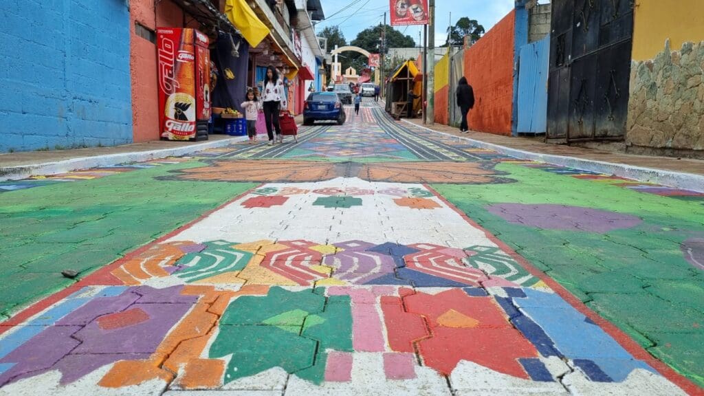 El 1 y de 2 de noviembre, en ambos municipios honran a sus difuntos con su acostumbrado Festival de Barriletes Gigantes. Y Los Emponchados, la visita nocturna a los cementerios.