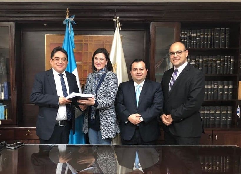 Stuardo Ralón (al centro) y representantes de AFI entregaron casi 14mil firmas a la Procuraduría de los Derechos Humanos, a cargo de Jordán Rodas,  como muestra de rechazo a la iniciativa de ley que pretendía despenalizar el aborto en Guatemala en 2017.