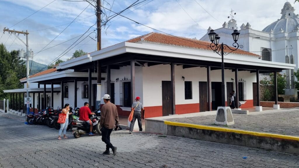 Ni el alcalde ni los miembros del concejo podrán obtener el arriendo de espacios. La norma incluye disposiciones relacionadas las tarifas de piso y plaza.