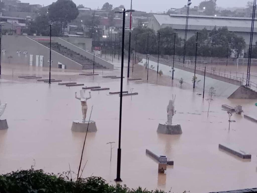 El nivel del agua subió hasta alcanzar varias casas, hubo que evacuar a 112 personas. El puente centenario de hamaca sufrió serios daños por la estructura de otro puente peatonal.
