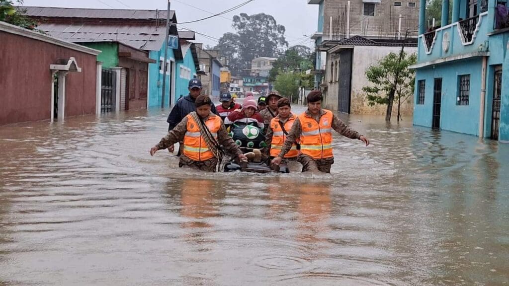 Miembros del Ejército de Guatemala apoyaron en labores de rescate de los vecinos. Foto: Eduardo Sam.