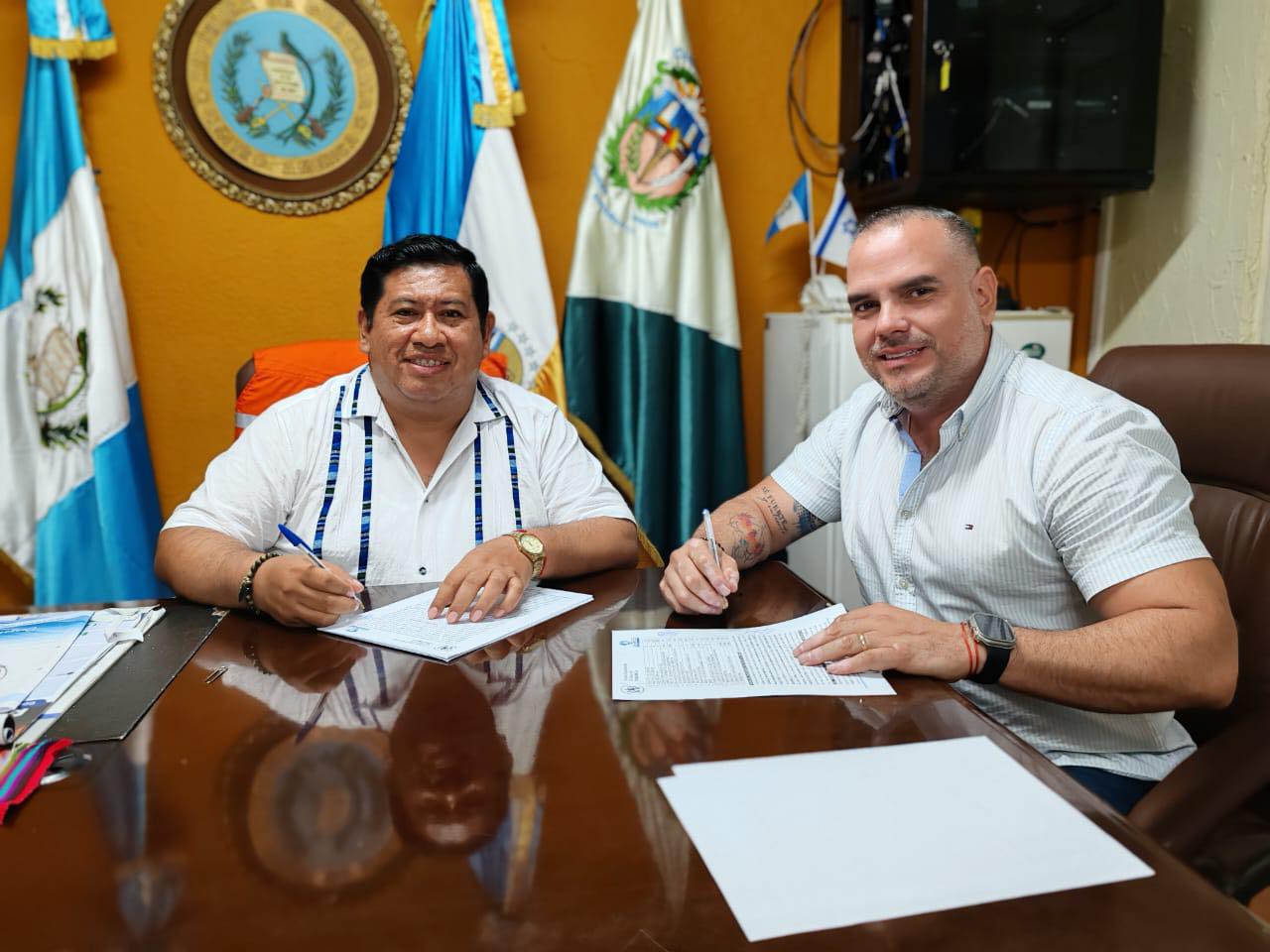El gobernador departamental y el alcalde de Chiquimula firmaron convenios para la ejecución de proyectos.