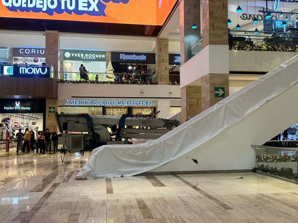 El vehículo impactó en una de las plazas comerciales del edificio. Foto: Mauricio Alvarez