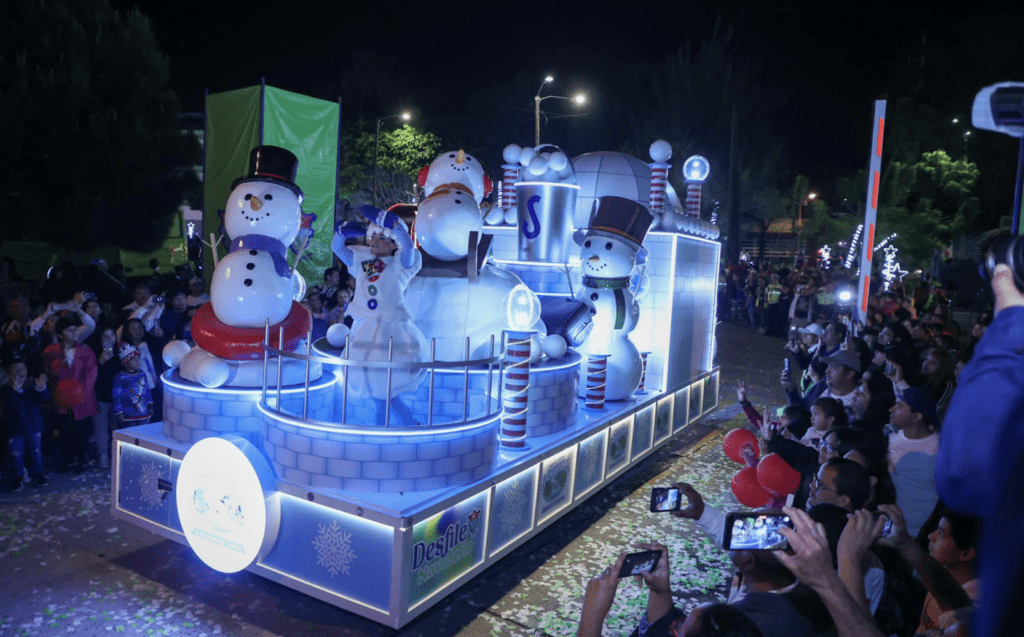 Para celebrar los 60 años de su jingle, la empresa de productos alimenticios recorrió calles de la ciudad a la velocidad que fluye el tráfico, con una carroza alegórica de Navidad.