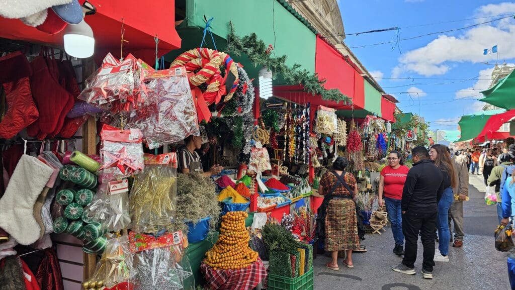 Personas compran artículos navideños en un mercado en la zona 1. El musgo se vende por medida, una canasta de unos 20 centímetros de diámetro que cuesta Q10.