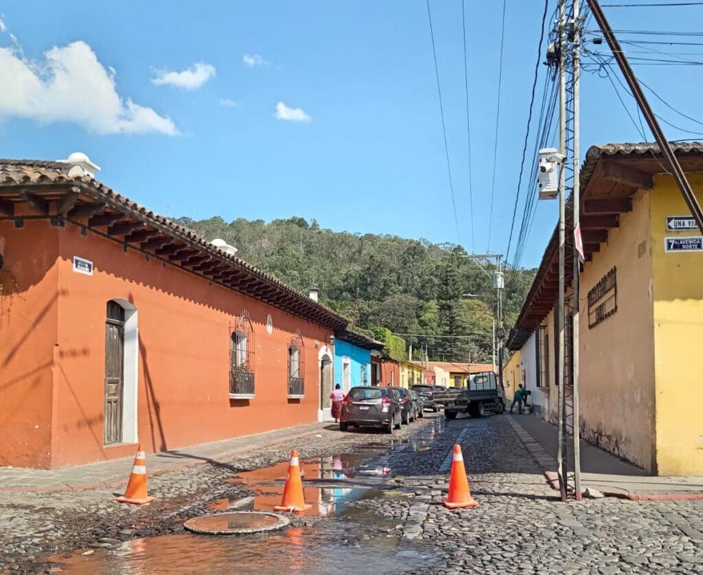 Para facilitar el parqueo a los visitantes de la ciudad colonial, la alcaldía de La Antigua Guatemala impulsa una nueva modalidad para el pago lugar para estacionarse.