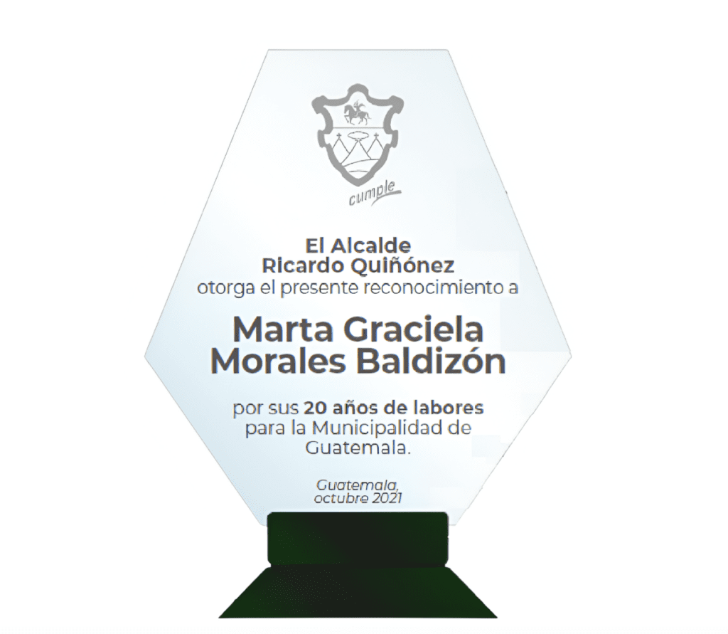 Placa para el reconocimiento a empleados municipales por tiempo de labores. Foto: Guatecompras.