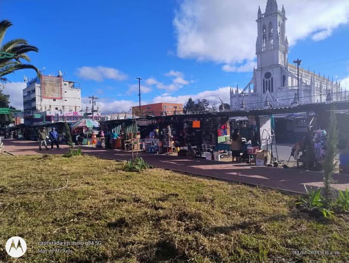 Más de 70 ventas informales se colocaron alrededor del parque a Benito Juárez, a 10 días de su reinauguración. Foto: Más de mi Xela.