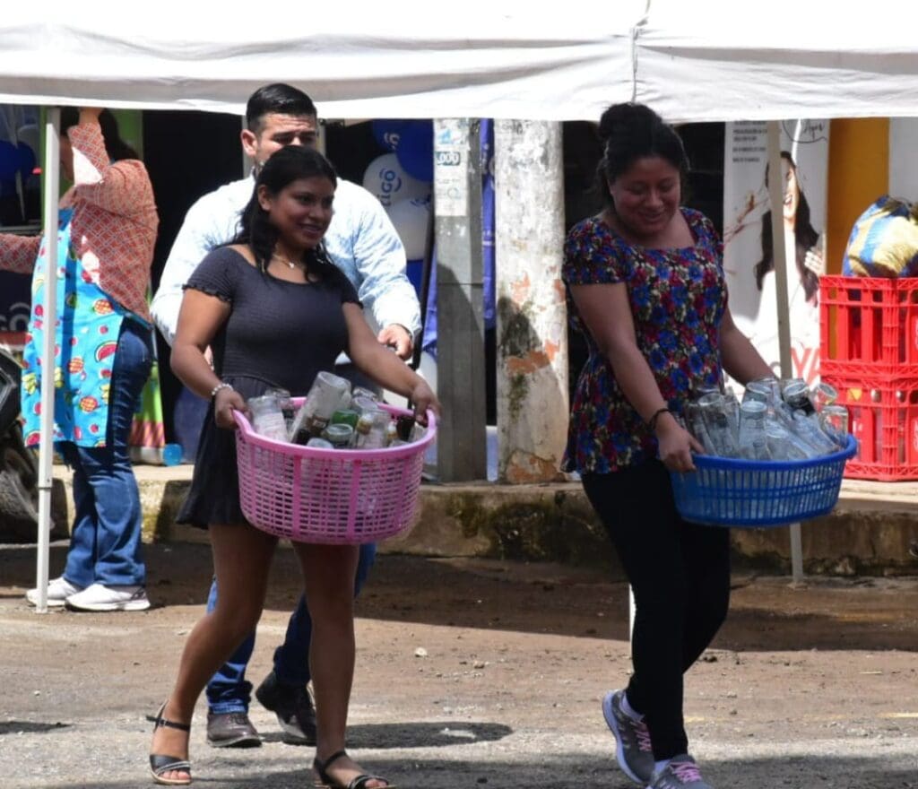Participaron vecinos de Villa Canales y Mixco, aprendieron que el vidrio tiene un valor y que es posible disminuir su huella ecológica al reciclar.