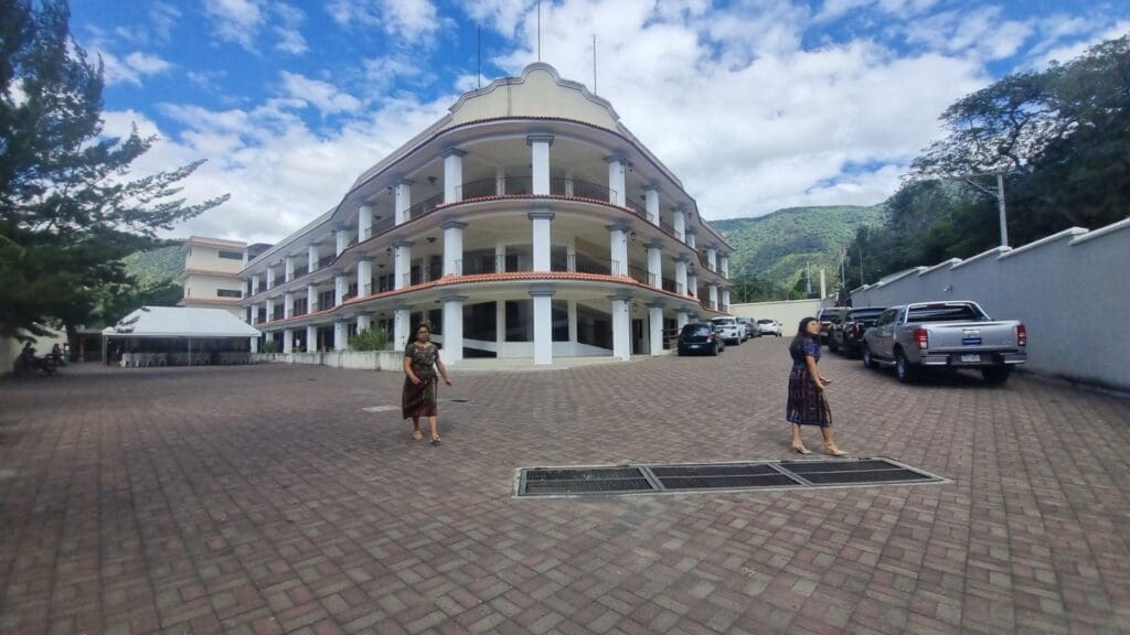 El edificio universitario destinado para la Usac lo ocupará la Universidad Maya Kaqchikel y el INEBE, en 2025. Un acuerdo del concejo de San Antonio Aguas Calientes, Sacatepéquez. Foto: render municipalidad.