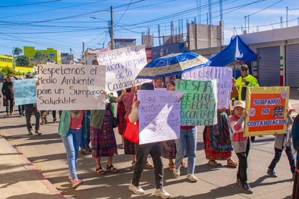 Los vecinos salieron a protestar el viernes 29 de noviembre en apoyo al alcalde, pues se sienten afectados por las operaciones de la granja por los malos olores que de ahí emanan.