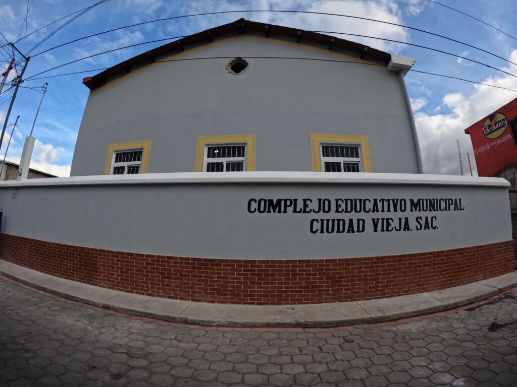 Cuenta con una cancha deportiva techada, dos aulas, batería de baños y una sala para maestros. Alberga a cuatro establecimientos en distintas jornadas.