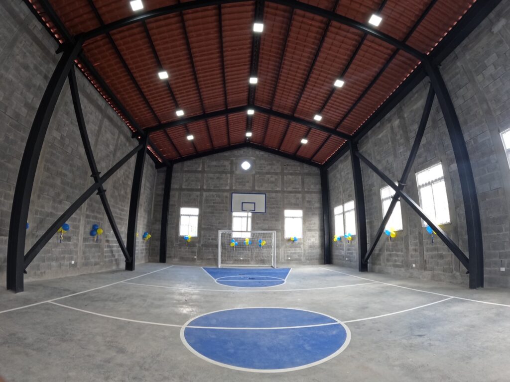 La cancha deportiva está techada para realizar distintas actividades deportivas. Foto: Julio Sicán.
