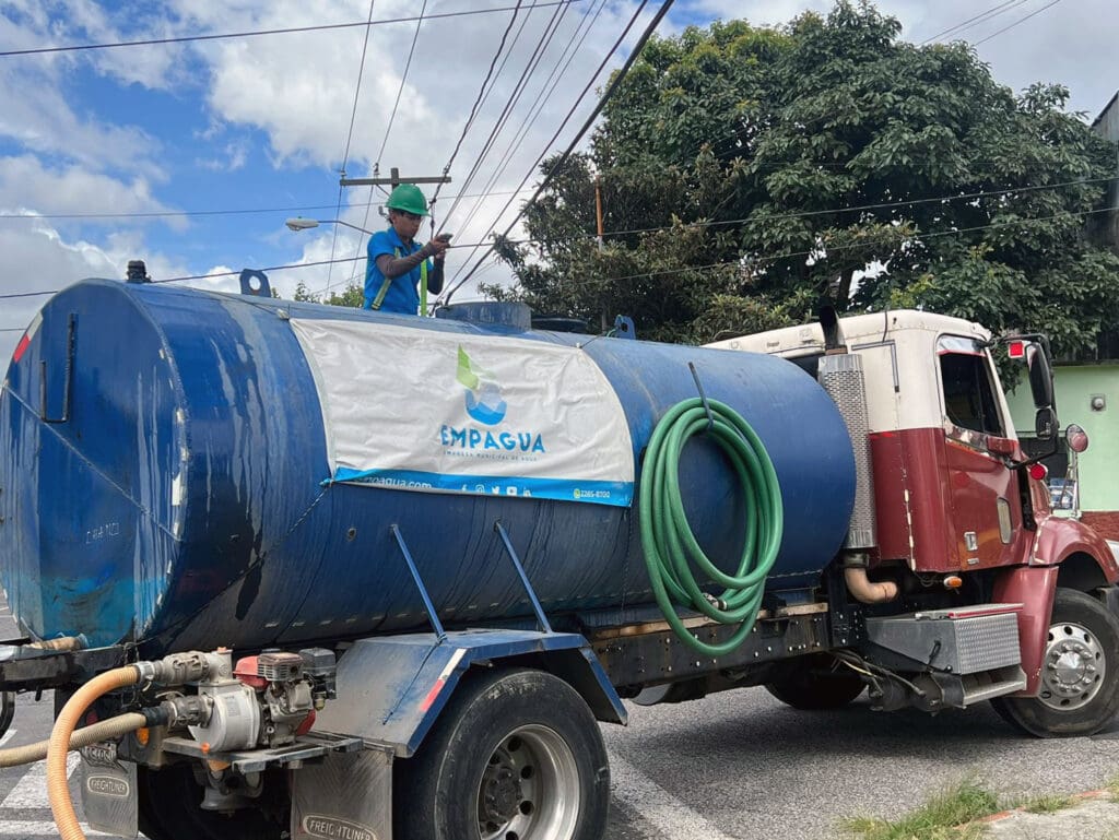 De las 229 mil cuentas registradas, solo 190 mil requieren toma de lectura mensual, respondió el comunicador de la Empresa Municipal de Agua.
