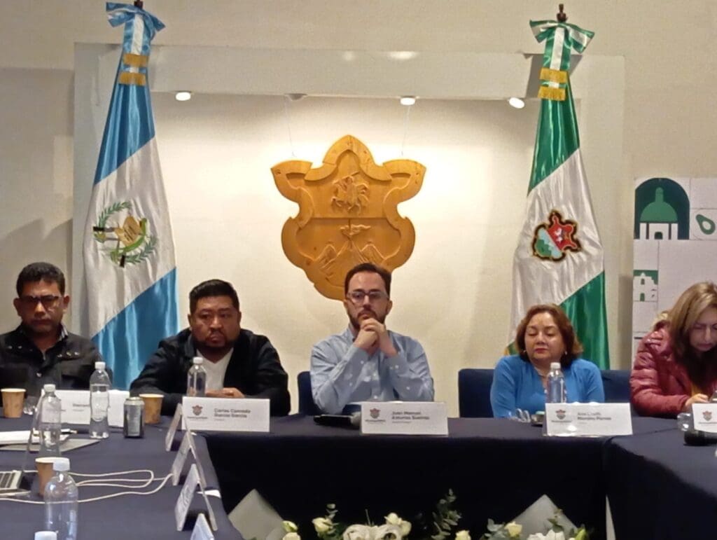 El Concejo lo aprobó con siete votos, uno en contra, un ausente y una abstención. Con este incremento el jefe edil recibirá en ese rubro Q20 mil, más salario y dietas.