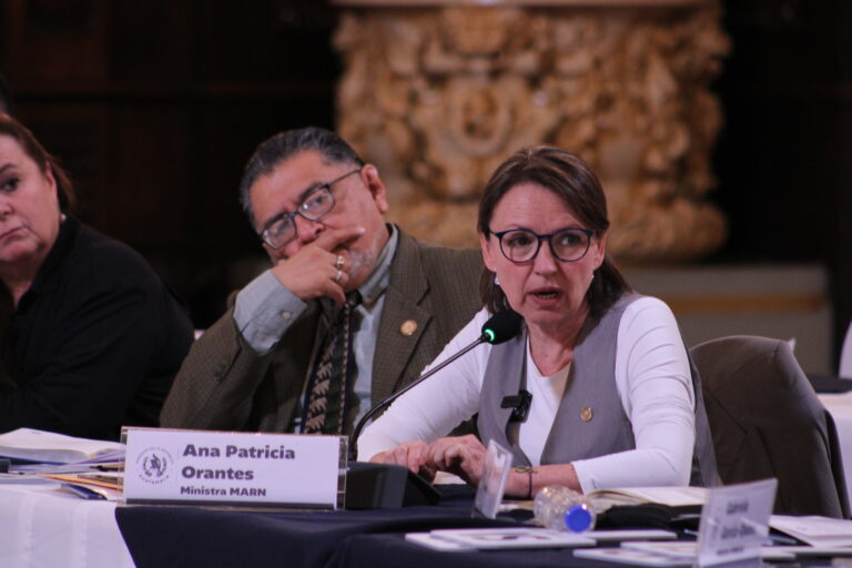La ministra de ambiente resaltó que tanto el buen manejo de los desechos y el tratamiento de aguas residuales son competencias municipales.