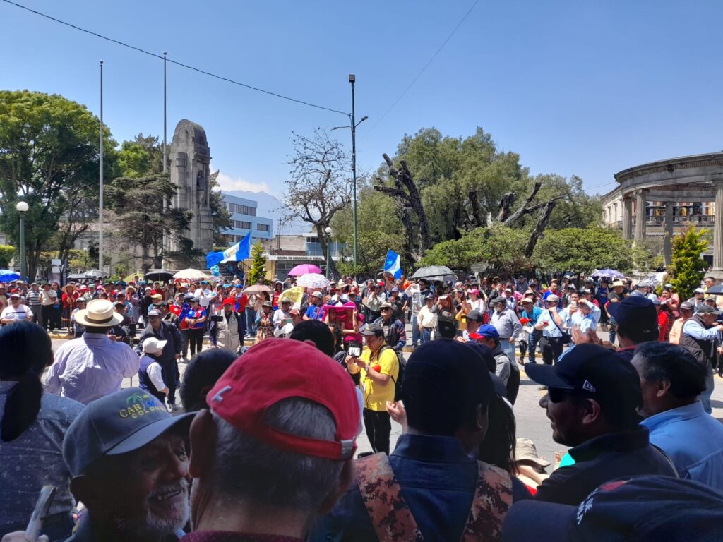 Vecinos de Quetzaltenango protestaron en rechazo al aumento de la tarifa del servicio de electricidad, el sueldo del alcalde, las dietas de su concejo, y la suspensión de los concejales del comité cívico SBX.