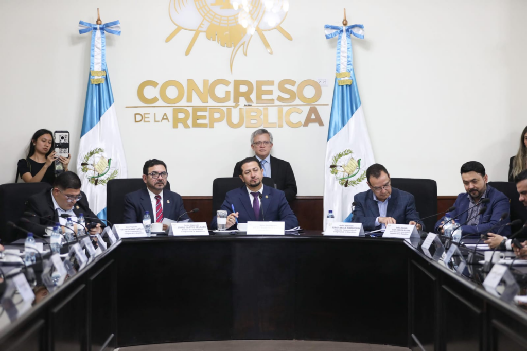 Jairo Flores aseguró que las comisiones del Congreso, para esta fecha, ya debían realizar su segunda reunión. Pero hay antecedentes de retrasos, como en 2024.
