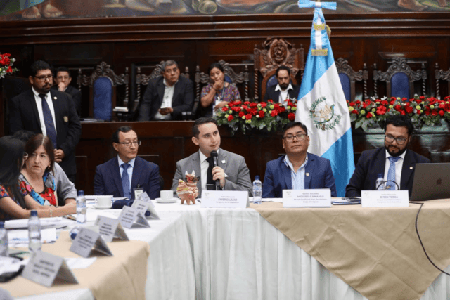 Los ponentes de la iniciativa son Faver Salazar y Byron Tejeda, integrantes de la Comisión de Asuntos Municipales. Foto: Congreso.