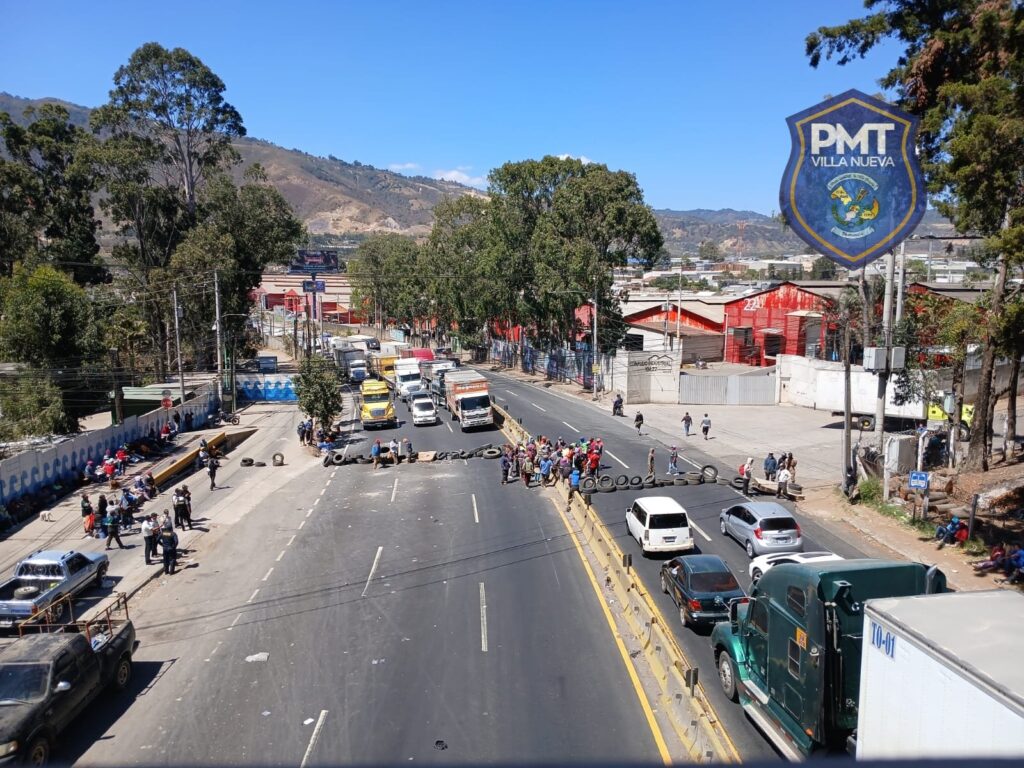 Tanto en el vertedero de la zona 3, Ciudad de Guatemala, como en AMSA, kilómetro 22 CA-9, recolectores bloquearon el paso por descontento con el reglamento.