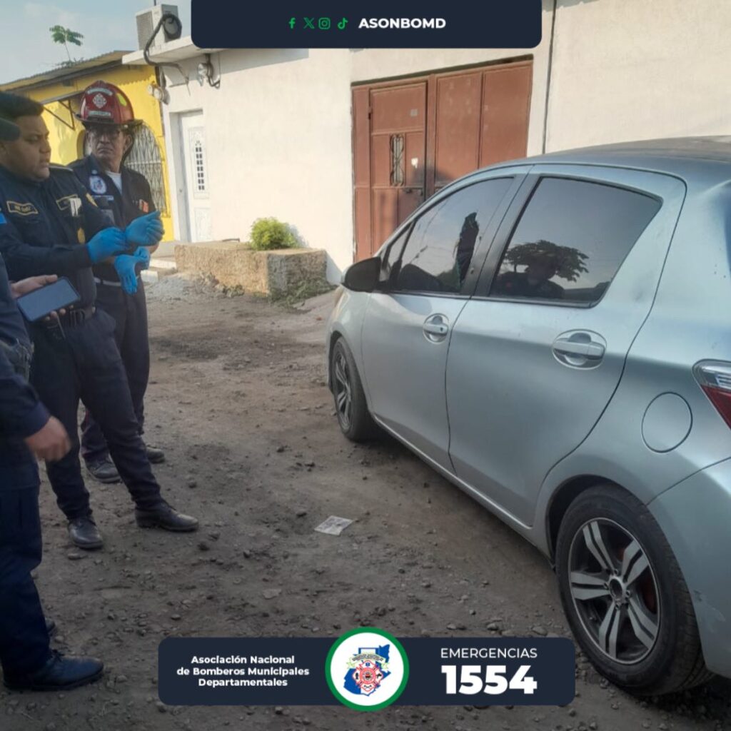 Asonbomd localizó a una mujer fallecida en un vehículo en el municipio de La Democracia, Escuintla.