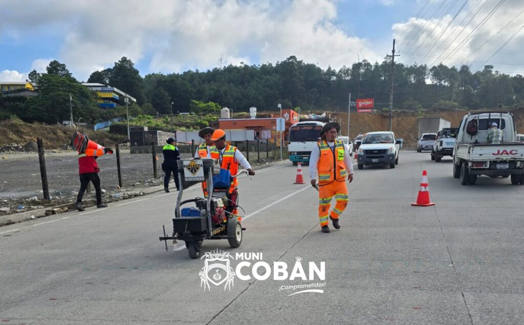Los trabajos de señalización Horizontal comenzaron en enero (2024) para evitar se deterioren con la lluvia que comenzará en algunas semanas. Foto: Municipalidad de Cobán.