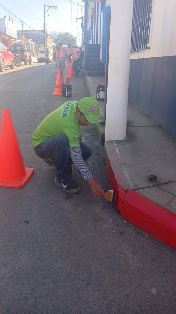 La pintura para señalización horizontal costó Q24 mil 500, según Guatecompras. Foto: municipalidad de Cobán.