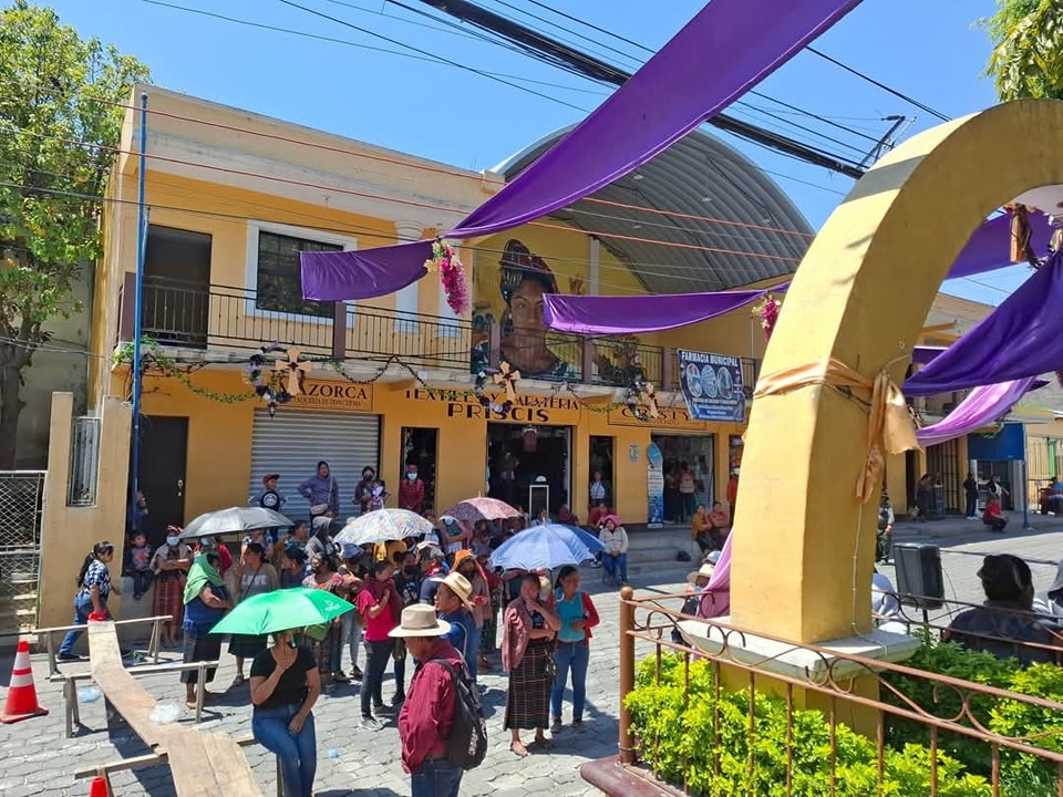 Comerciantes manifestaron frente a la municipalidad en contra del desalojo.