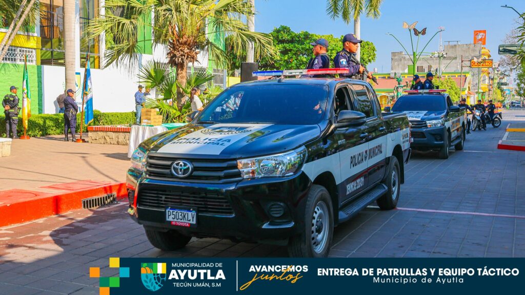Entrega de vehículos e implementos tácticos a la Policía Municipal de Ayutla.