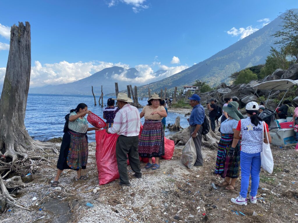 El colectivo Guardianas del Lago recolectó, en una jornada de febrero, más de mil 600 libras de basura en Atitlán.