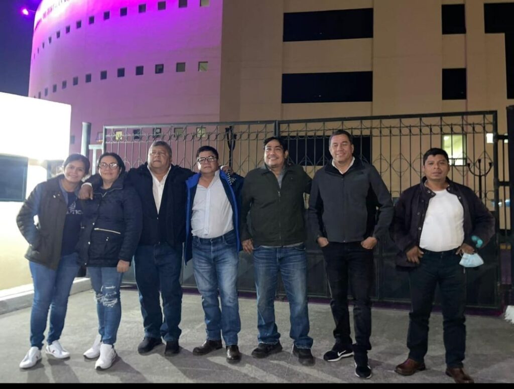 Miembros de la familia Pérez Crispín y Pérez Solano frente al Centro Regional de Justicia de Quetzaltenango.