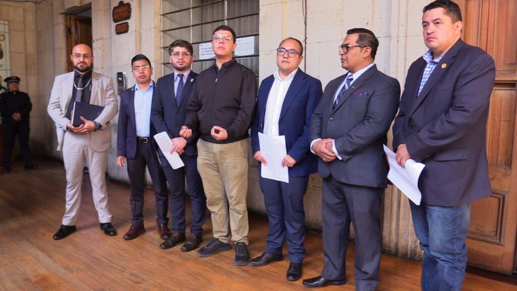 Concejales electos de SBX junto a sus abogados, acudieron a la comuna para retomar sus labores luego de ser favorecidos por la Sala Quinta de Apelaciones con un amparo provisional, en agosto 2024. Foto: Mirna Alvarado.